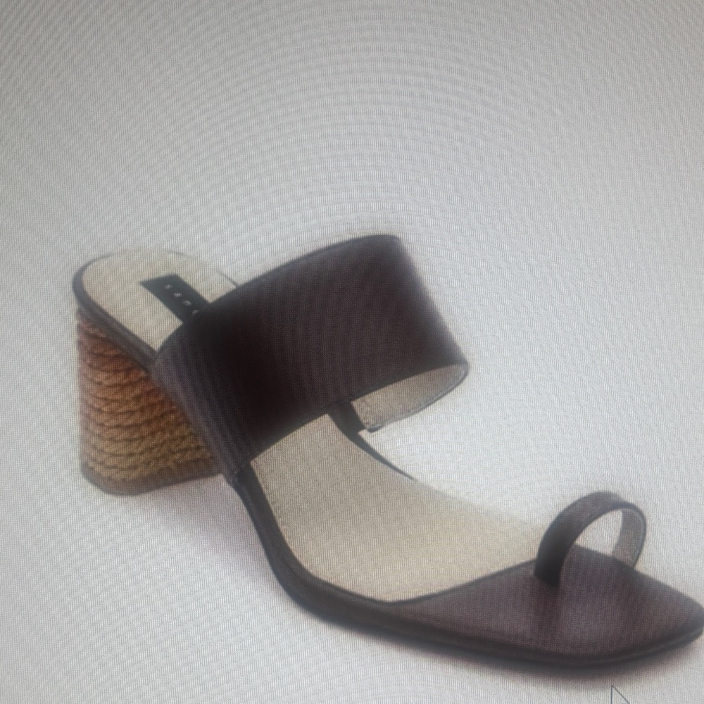 New Women’s Sanctuary Bold Toe Loop Sandal.  Color Mocha.   Size 10